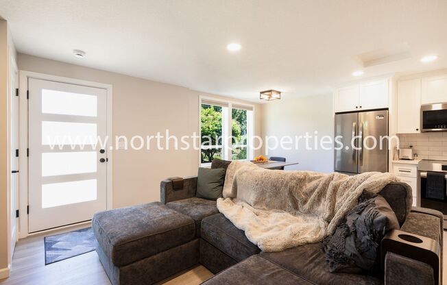 Charming Studio Apartment in First Addition, Lake Oswego