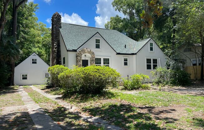 3/2 (University Park) Step into a world of timeless charm and modern convenience with this beautifully renovated historic home, nestled in an ideal location close to the vibrant pulse of the University of Florida and close proximity to shops and restauran