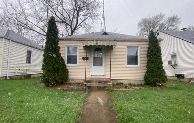 3025 Winter St - Two Bedroom Home w/New Carpet & 2 Car Detached Garage! Available Now!!**Showings Available Upon Approval**