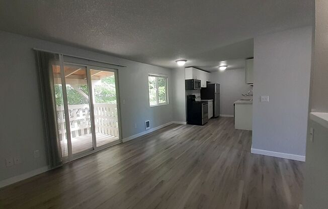 2 beds, 1 bath, 700 sqft, $1,221, Unit 8