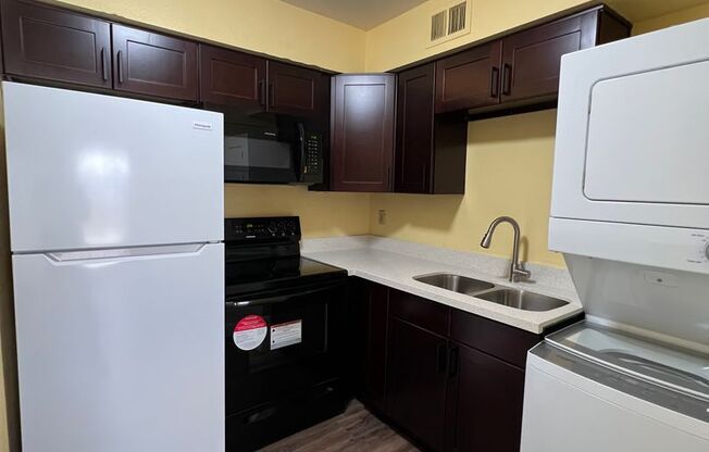 2 beds, 1 bath, $1,295