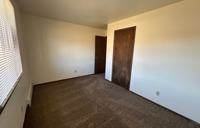 3 beds, 1 bath, $1,125, Unit 1990-01