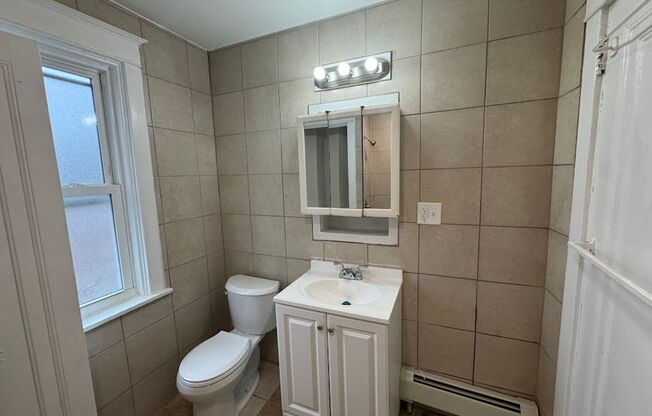 3 beds, 1 bath, $2,395, Unit 5714A Beacon Street