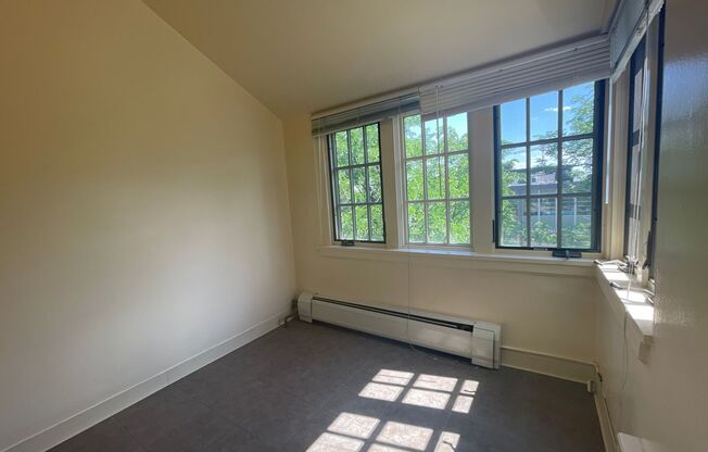 1 bed, 1 bath, 584 sqft, $1,250, Unit C-35