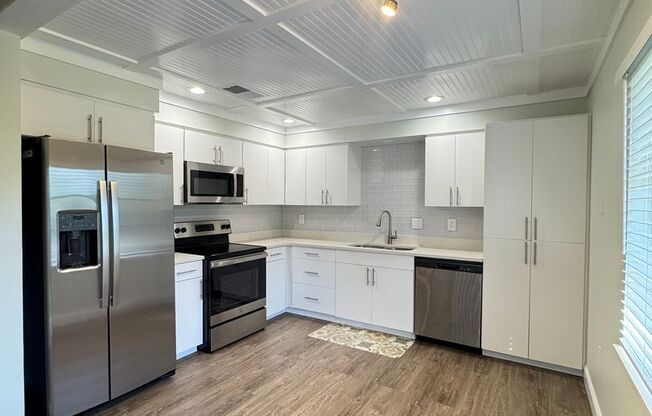 AVAILABLE NOW!  2 Bedroom 2 Bath Duplex with 1 Car Garage!