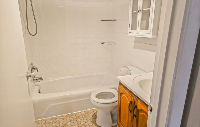 Cozy 1 Bed 1 Bath Condo With Parking In Brookland