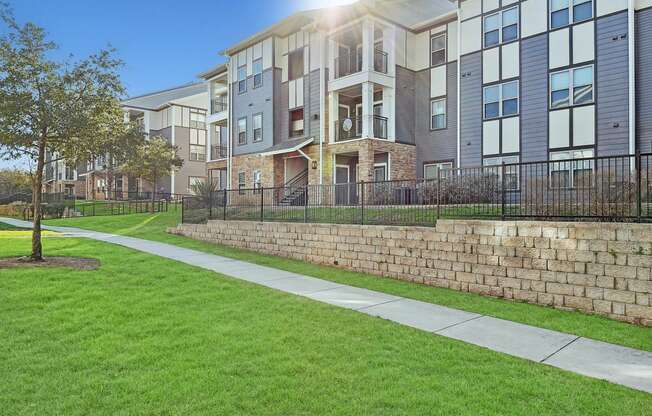 a sidewalk in front of an apartment building