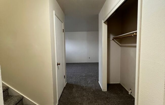 2 beds, 1 bath, $925, Unit 1150 McKinley Ave