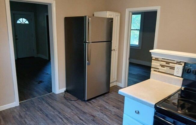 2 beds, 1 bath, $890