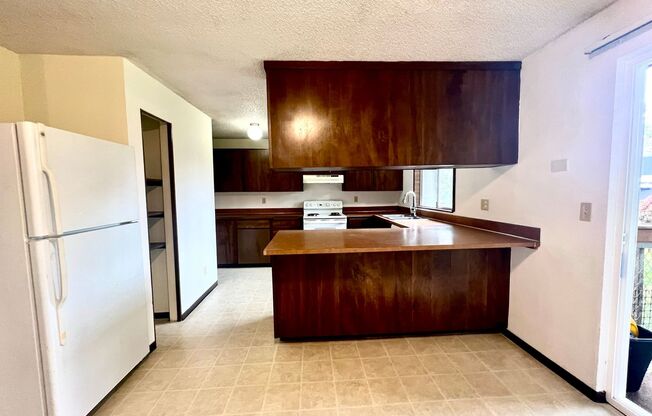 Upper-Floor Unit in Fourplex near Tacoma Mall