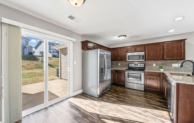 Beautiful 2 Bedroom 2 1/2 Bath Condo For Rent Near Beachaven Vineyard!