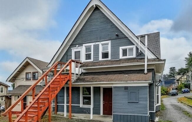 1 Block to WWU- Large Bedrooms- Large 6 Bedroom House Available in August!! Wi-Fi Included!!!!