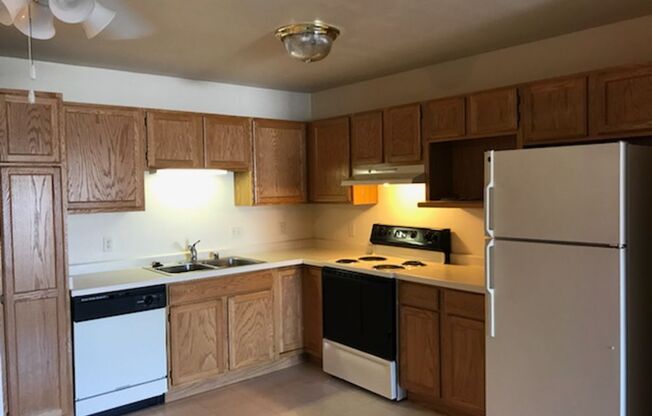 2 beds, 1 bath, 900 sqft, $899