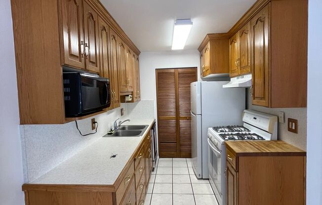 Townhome in Beautiful Gated community with 3 Master bedrooms!