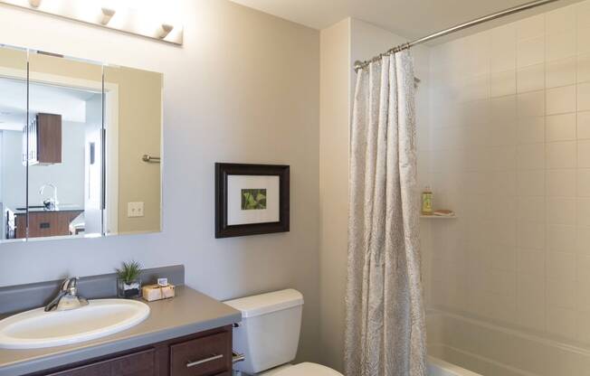 Interiors-Midtown-Crossing-Apartments-Omaha-NE-one-bedroom-apartment1