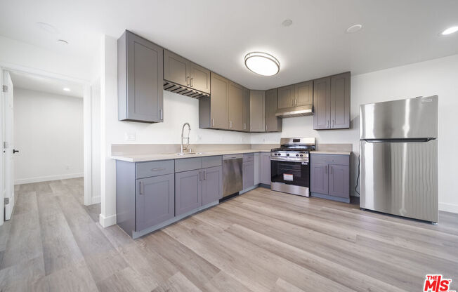 4110 1/2 S NORMANDIE AVE
