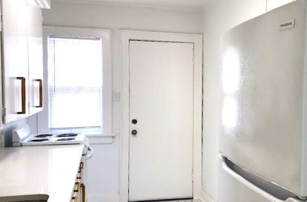 1 bed, 1 bath, 860 sqft, $975, Unit 2608 NW 12th St