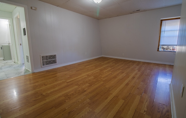 3 beds, 1 bath, 1,000 sqft, $1,850, Unit 3r