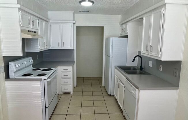 2 beds, 1 bath, 805 sqft, $945, Unit B