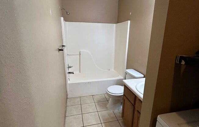 2 beds, 1 bath, $925, Unit 315 Texas Ln #201