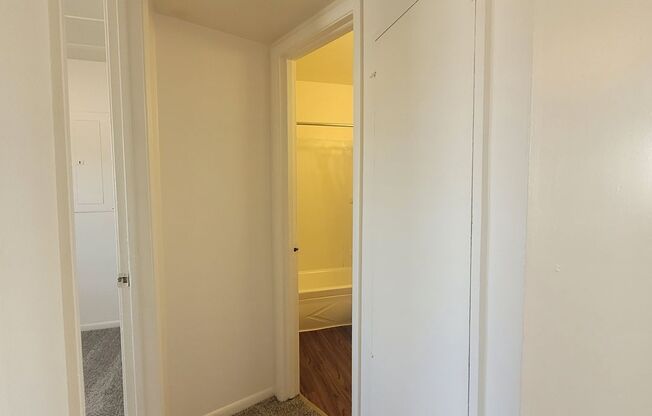 2 beds, 1 bath, 675 sqft, $708, Unit 430 Winfield-Unit 03