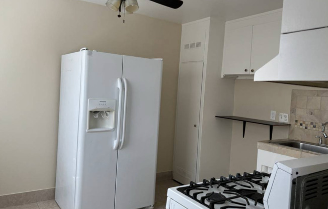 HALF OFF 1ST MONTH'S RENT! Cozy 2 Bed 1 Bath Unit in Castro Valley!