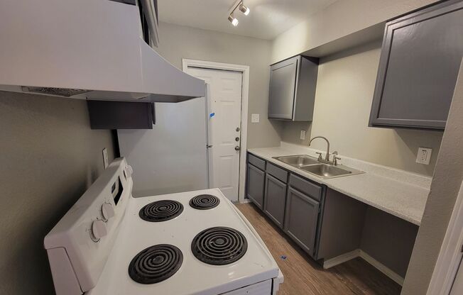 2 beds, 1 bath, $925, Unit 501