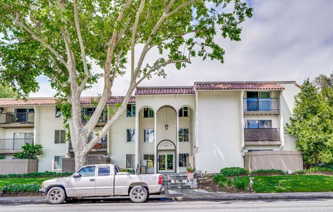 Top Floor Unit - Balcony - Elevator Access - Community Pool & Tennis Court
