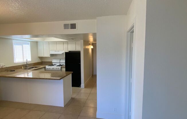 3 Bedrooms 2 Bathrooms Apartment for Rent!