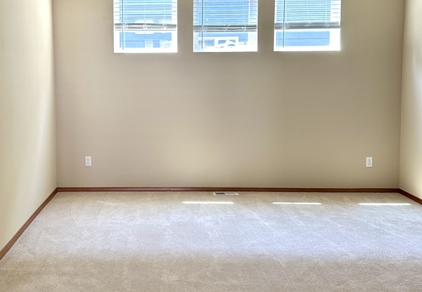 5720 NE 1 PL
