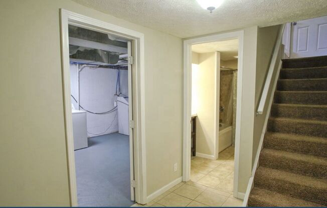 1 bed, 1 bath, $1,000, Unit Basement - Basement