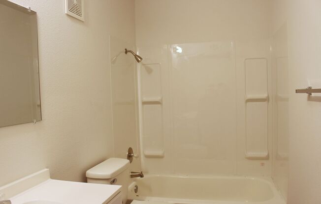 2 beds, 1 bath, $825, Unit AV #208 - RTS