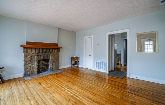 1 bed, 1 bath, $1,100, Unit 110.5 Wilber Ave