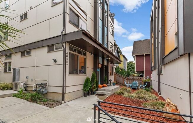 Modern Townhouse with Rooftop Deck & Bay Views!