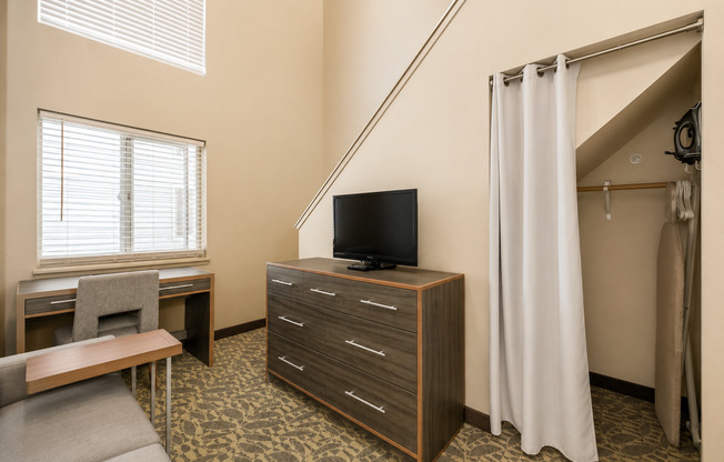 Studio, 1 bath, 350 sqft, $1,345, Unit 329 Loft