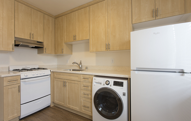 *OPEN HOUSE: 5/10 3-4PM* Cottage Style 1BR in Ocean Beach with Garage!