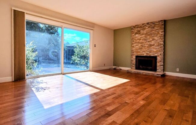 Beautiful 3bd Single Story House w/Large Yards & Attached Garage