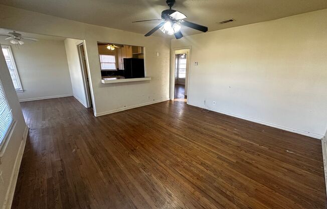 3 bedroom 1 bathroom with 1 car garage in 76107