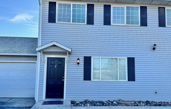 3 beds, 2 baths, $1,275, Unit # #C