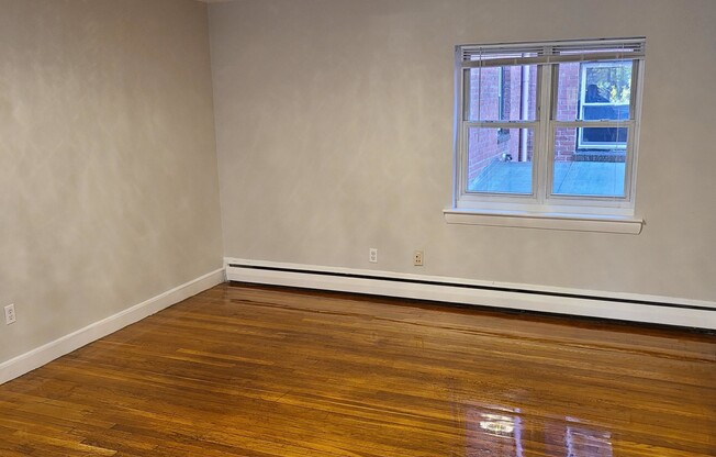 2 beds, 1 bath, $2,950, Unit 3