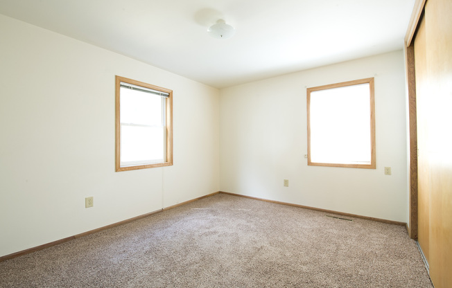 2 beds, 1 bath, $795, Unit 100-C