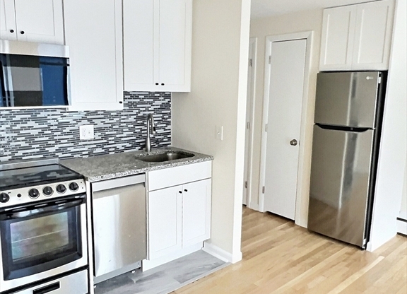 Studio, 1 bath, 999 sqft, $1,980, Unit 34