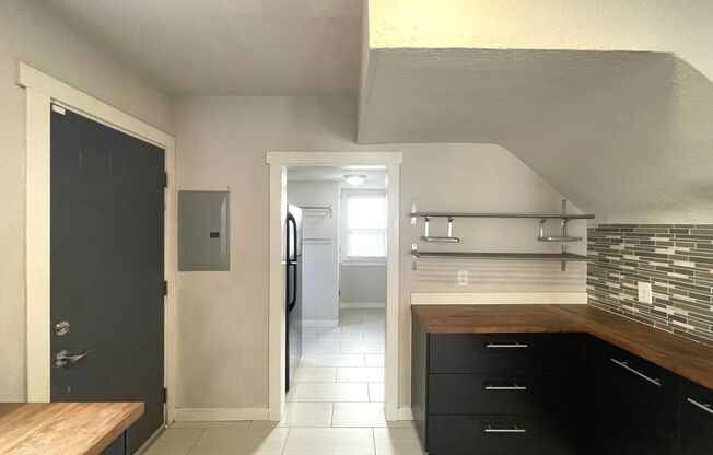 2 beds, 1 bath, $1,400