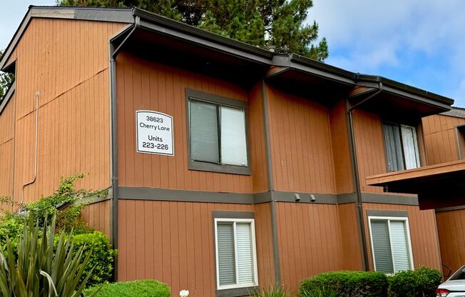 $3140 - 3 BED/2 BATH CONDO IN CENTRAL FREMONT!