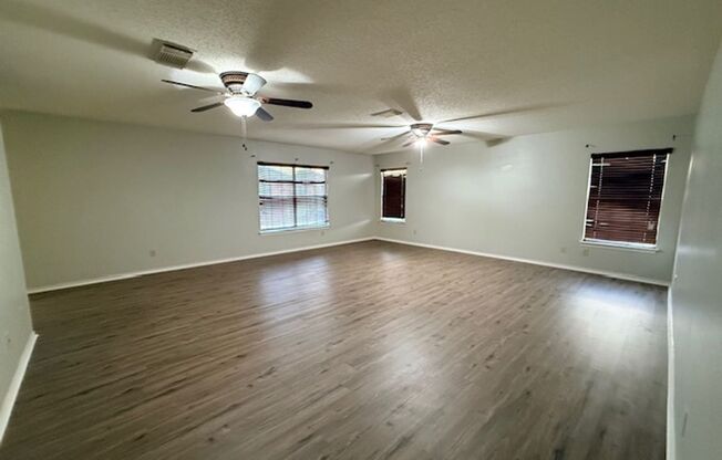 4 Bedroom 2 1/2 Bath Plus Office Near 151 & Ingram