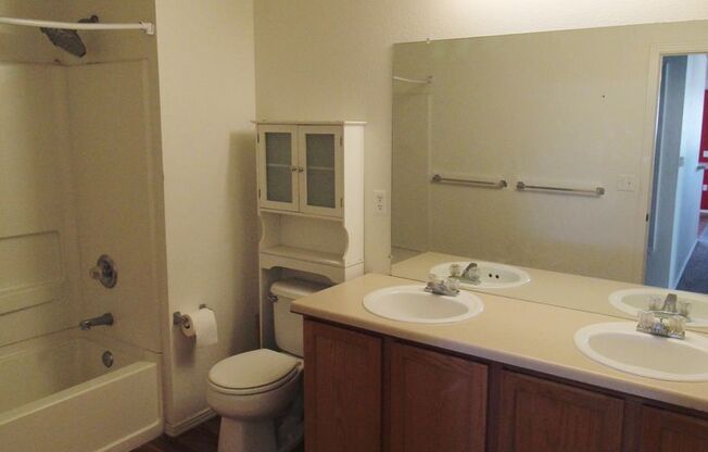 3 beds, 2 baths, $2,100, Unit # 4G