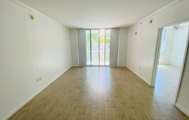 Spacious 2-bedroom apartment in full service building Edgewater