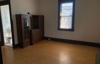 2 beds, 1 bath, $1,200, Unit 2125 E Kenwood Blvd I, Milwaukee, WI 53211