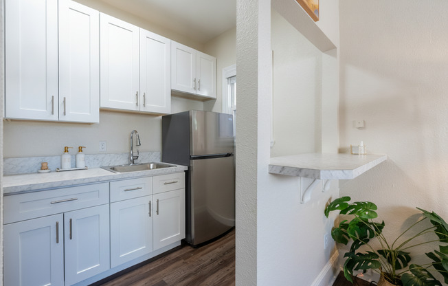 Studio, 1 bath, 348 sqft, $1,195, Unit 112