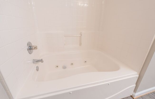 MOVE IN READY Townhome in the Heart of Suffolk!
